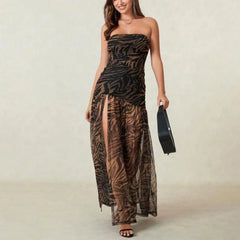 Sleeveless strapless fitted pleated skirt with slit