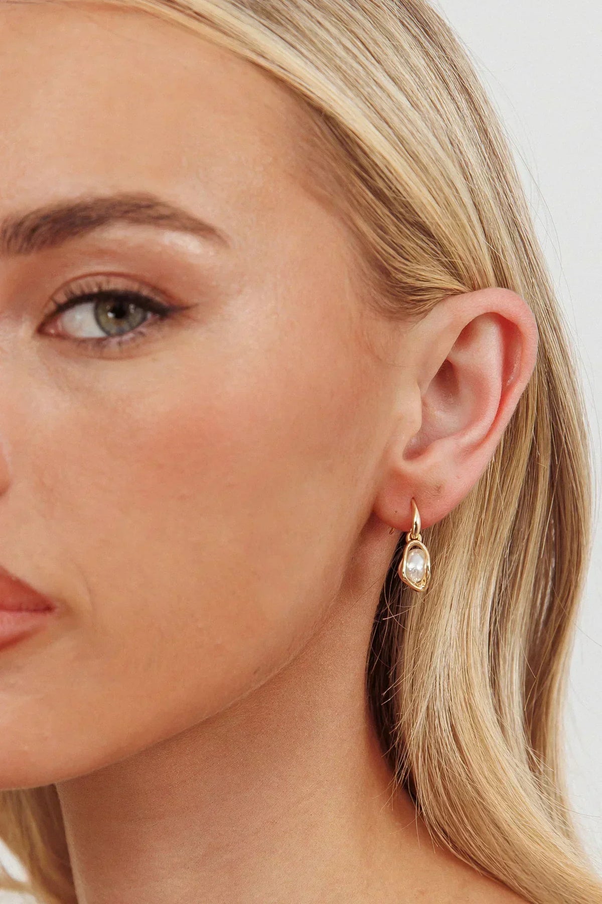 Saralee Pearl Drop Earrings Gold/Pearl